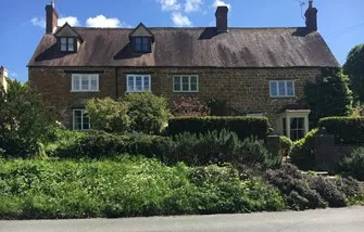 Front view of Overend Cottage and Overend House