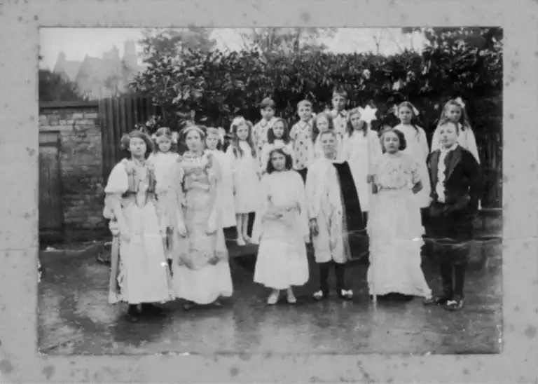 children outside Stinchcombe School