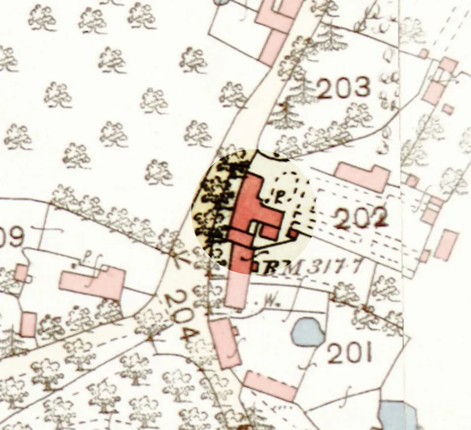 Map excerpt with a highlighted circular area around a red building in parcel 202, adjacent to parcels 203 and 201. (informative)